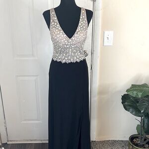 blondie nites by stacy sklar
V-Neck Beaded Evening Maxi Dress Side Slit Size M
